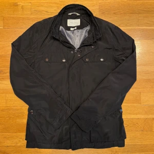 Fieldjacka Zara Man - Svart field jacka från Zara Man med snygga. Materialet är lätt och syntetiskt, perfekt för blåsiga dagar. I storlek M, väldigt gott skick! Tveka inte att skriva om du har funderingar, priset går att diskutera 💯