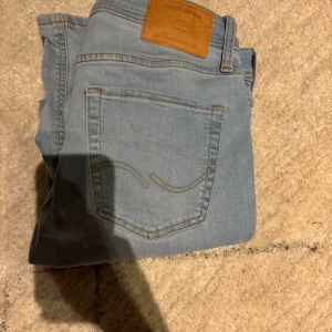 Slim fit Jack and Jones jeans - Tja säljer nu mina slim fit jeans är otroligt snygga och kostar 700 kr nya. Köpta av Jack and jones och kvitto finns. Vill ha pengar snabbt så säljer där med billigt. Mycket bra skick storleken W30 L32