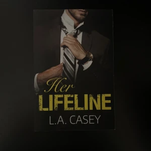 Her Lifeline - En modern roman med en stilren omslagsdesign. Perfekt för dig som gillar spännande och känslosamma berättelser om relationer och livet. Passar unga vuxna som söker en engagerande läsupplevelse.