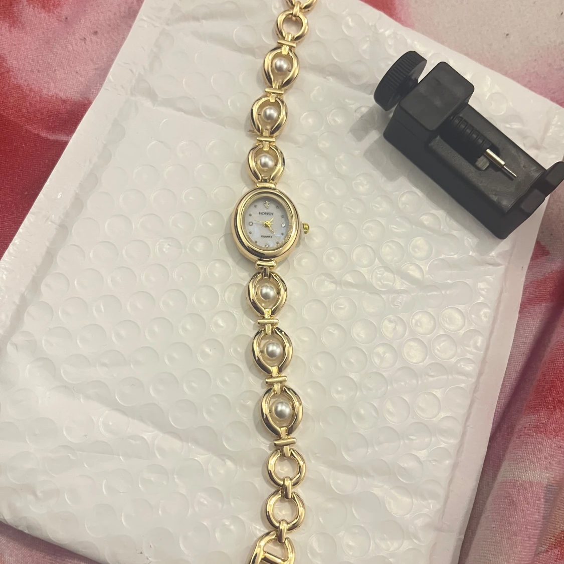 Guldig armbandsklocka med pärldetaljer - 1