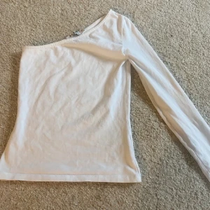 En ärmad topp NAKD strl xxs - Superfin tröja ifrån Nakd i storlek xxs! Den är i bra skick och inte använd så mycket! Kontakta mig vid frågor!