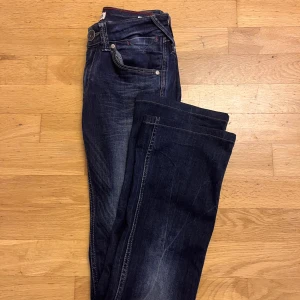 Tommy Hilfiger 26/32 - - Jeans Tommy Hilfiger  - Storlek: W 26 L 32  - Sophie Bootcut Lovst  - Modellen på bilden är 160 cm lång för referens    