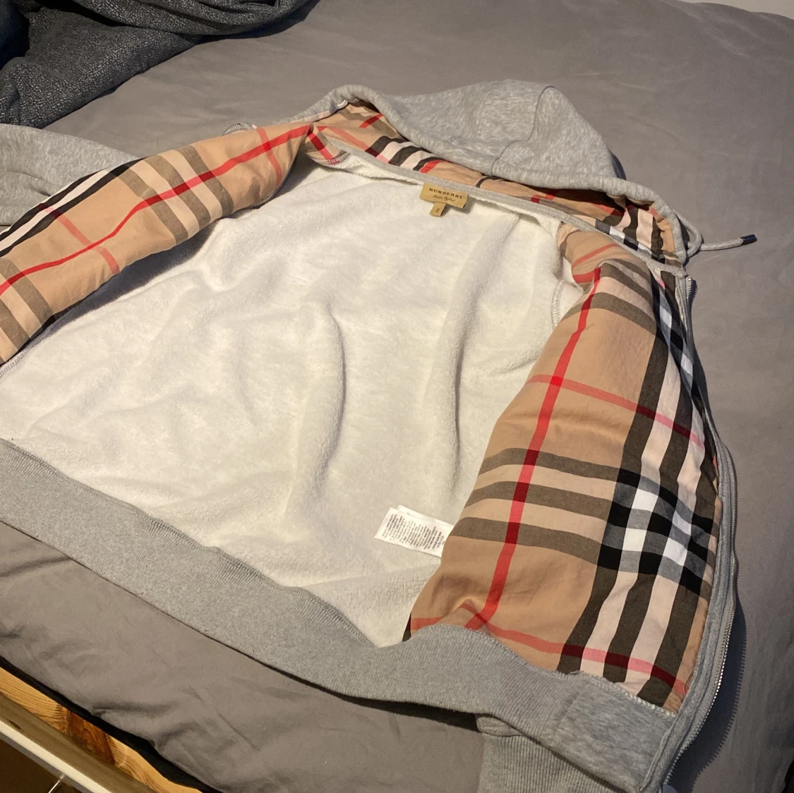 Grå hoodie från Burberry med dragkedja - 3