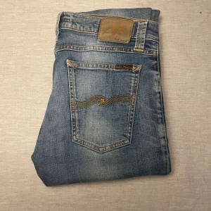 Blå jeans från Nudie Jeans Co W31 L32 - | märke: Nudie Jeans | plagg: jeans | skick: 9/10 | storlek: W31 L32  | nypris: 1500kr | mitt pris: 399kr | färger: ljusblå | pris kan diskuteras | hör av dig vid minsta fråga eller fundering // LeClosMatteo