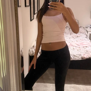 H&M Move, strl S - Säljer ett sätt från h&m, tröja o linne,ljus rosa storlek S, skriv om ni har nån fråga💕