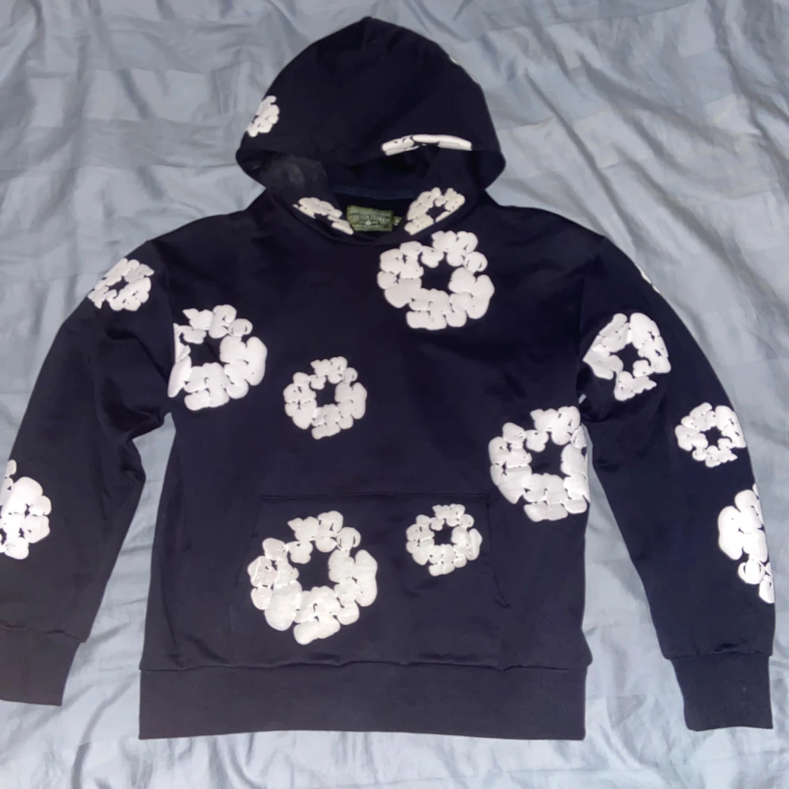 Mörk blå hoodie med vita blommor Denim Tears