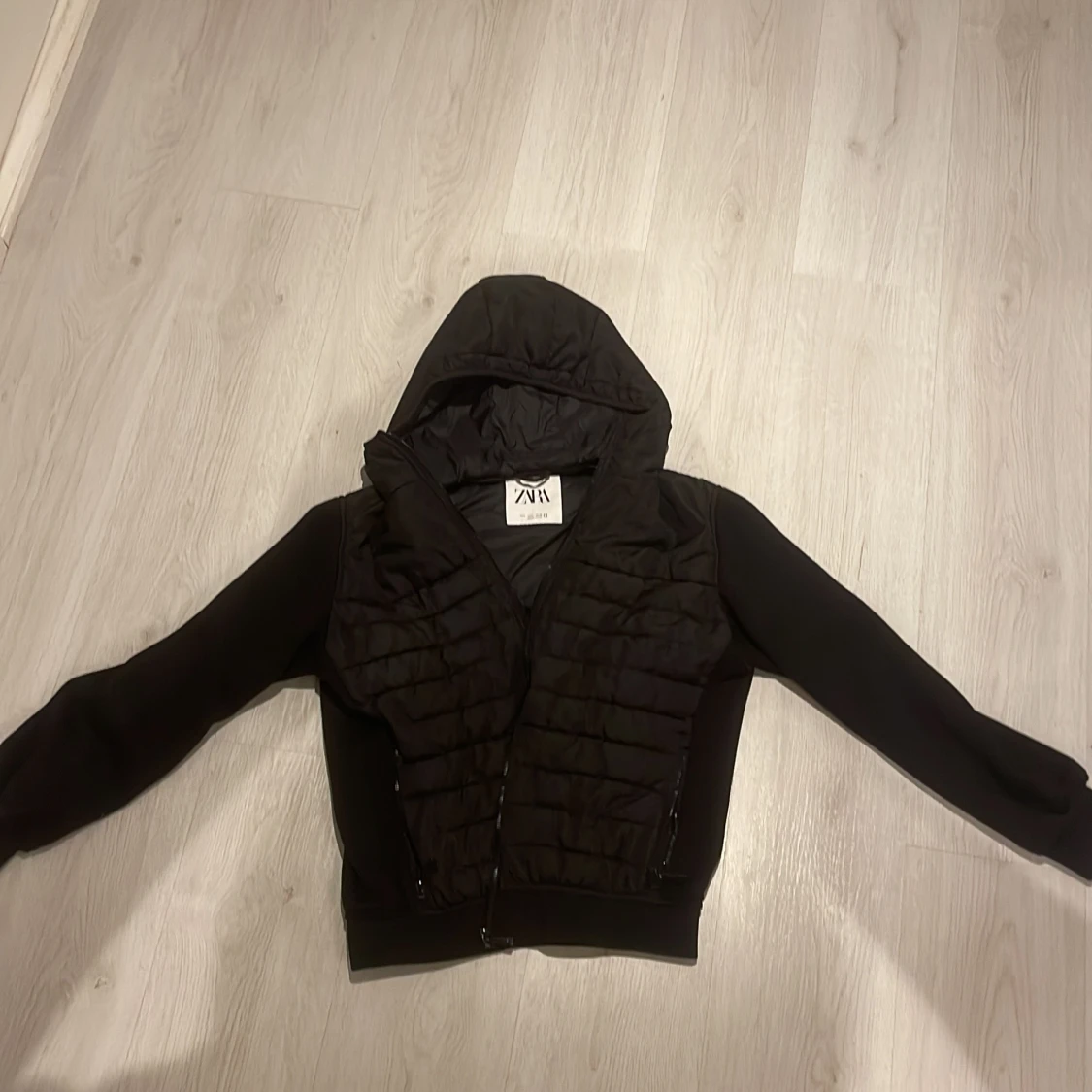 Svart pufferjacka med huva från Zara