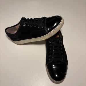 Lanvin skor UK 7 - Säljer de här urfeta lanvin cap toe i storlek uk 7 - 42/43. (Allt OG (box, dustbag osv) följer med). Skorna tvättas innan de skickas iväg! Hör av dig vid frågor. De skickas 24h efter köpet är lagt! 