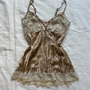 Topp - Superfin och unik vintage topp, vid köp av flera varor får du rabatt💛