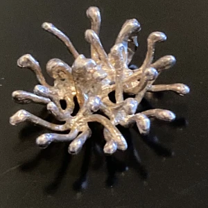 Äkta Silver hänge av Peter von post - unikt smyckes hänge i sterling silver 925 tillverkat 1975 i Stockholm av designern Peter von post, nästan blomliknande design.  utstickande detaljer som ger ett riktigt statement. Perfekt för dig som gillar smycken som sticker ut och har en konstnärlig vibe. Storlek 4x3,5 cm vikt ca 14gram