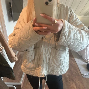 vit quiltad jacka - eftertraktad jacka i storlek XL, men skulle säga att den passar allt mellan s-xl beroende på hur man vill att den ska sitta 💕