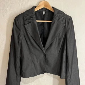 Mörkgrå cropped kavaj  - Kort kavaj som passar till allt! Använd ett fåtal gånger. Storlek 42 men passar mig som vanligtvis har storlek 36