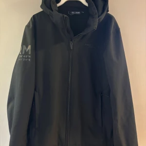 Race Marine skaljacka - Stilren svart skaljacka från Race marine. Snygg passform och fungerar väldigt bra till alla tillfällen och outfits. 