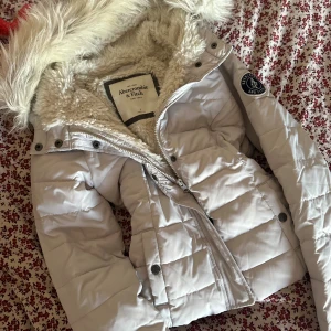 Abercrombie & fitch jacka  - Så snygg jacka från abercrombie & fitch. Superskick!🤍 vinted: rinora.16