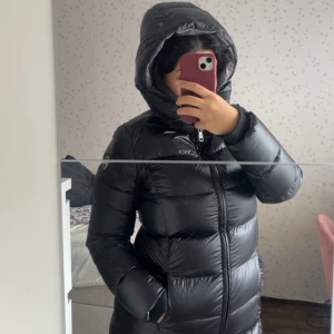 Colmar jacka - ~ Colmar Down Jacket Dam • Jackan är i nyskick, har använt några gånger bara. • Köpt för 5999kr • Storlek 36 • Är 160cm • Kvitto finns