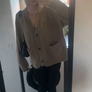 Beige oversized kofta med knappar - den slutsålda Beige koftan från monki, tog storlek M för och få den mer oversized, knappt använd, jättefin nu till hösten/vintern 