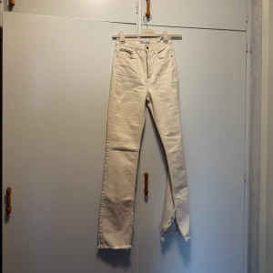 Beige jeans med råa kanter - Beige jeans från zara i storlek 36. 