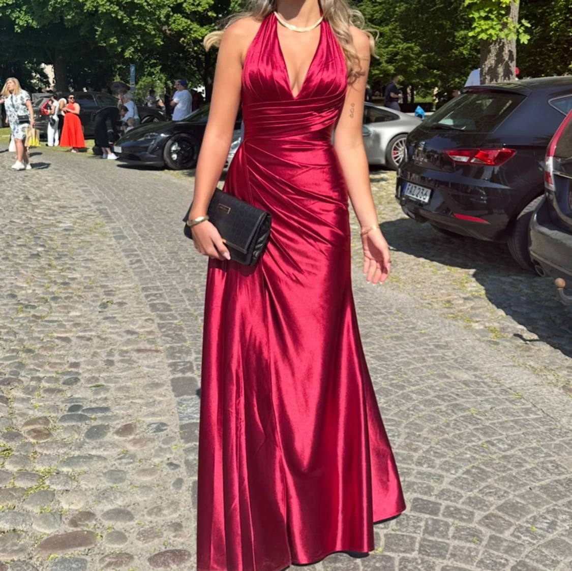 Vinröd långklänning med slits