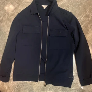 Overshirt - Sjukt snygg overhsirt i ett mycket bra skick från märket mark and spencers. Nypris ish 1.2