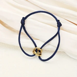 Armband  - Snyggt armband med marinblått band och en guldfärgad metallknut i mitten. Bandet är justerbart och har en enkel, modern design som passar till många stilar. Den guldfärgade knuten ger en cool och unik touch till armbandet. finns i alla färger, har fler skriv bara till mig. 