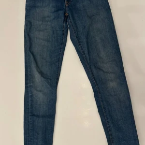 Nudie jeans i bra skick. - Nudie jeans slim fit. Stl W26, L32. Mått innerben 80,5cm.