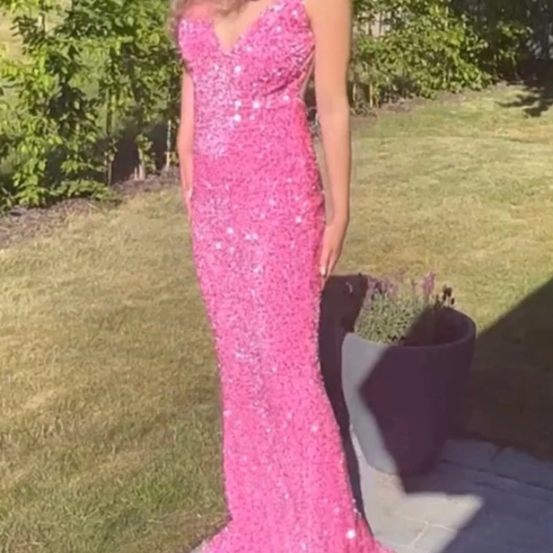 Glittrig rosa långklänning med öppen rygg - 1