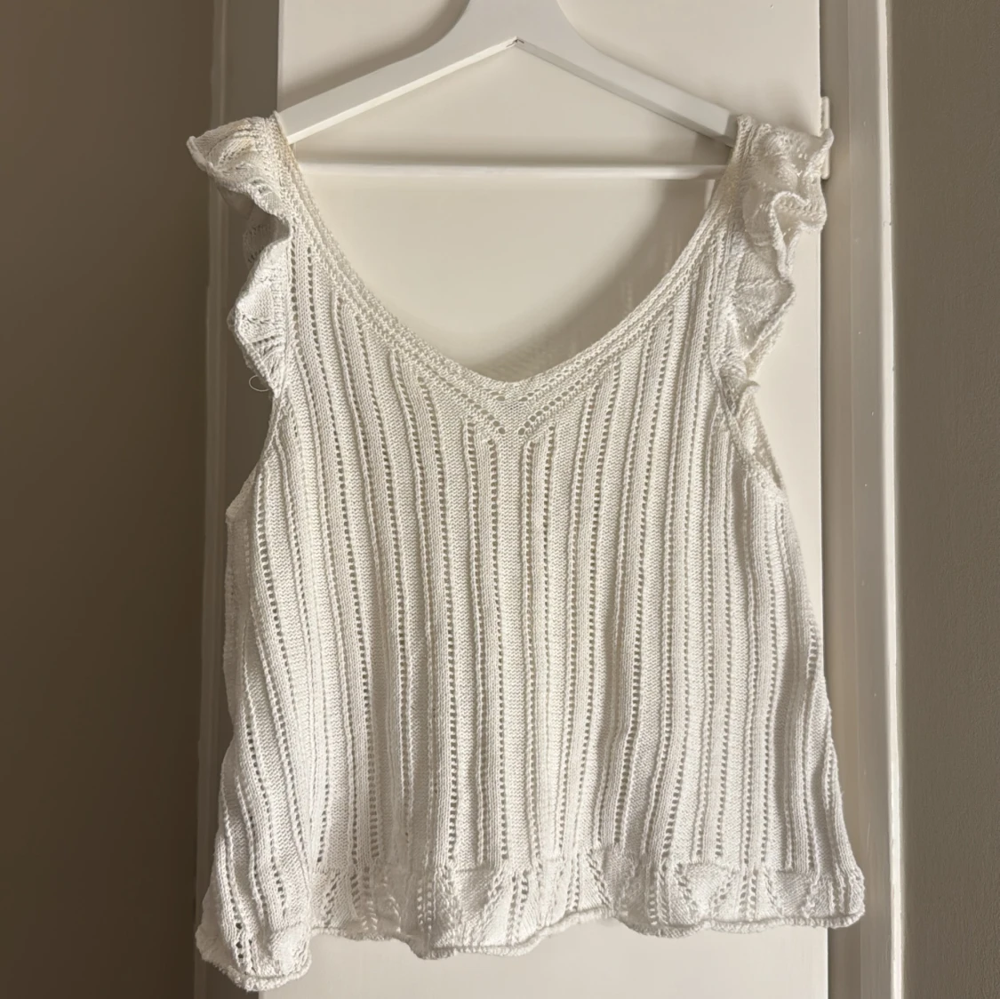 Vit stickad volangtopp