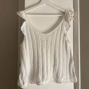 Vit stickad volangtopp - Superfin vit stickad volangtopp⭐️
