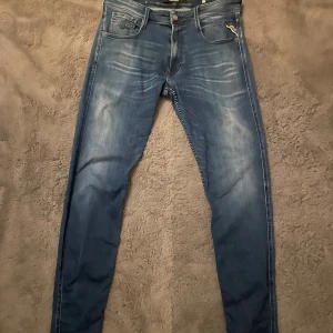 Replay anbass 32/32 - Blå jeans från Replay. Slim fit och raka ben. Använda fåtal gånger pga att dem var för små när jag köpte dem. Köpt för 1599kr💰. Sitter riktigt bra om du är cirka 175-185 cm lång. Vid fler frågor är det bara att skriva ✍️👑