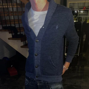 Mörkblå kofta från Polo Ralph Lauren - Säljer denna tvärfeta Ralph lauren cardigan/kofta som passar som storlek M och även S! Inga defekter, skriv vid minsta fundering!