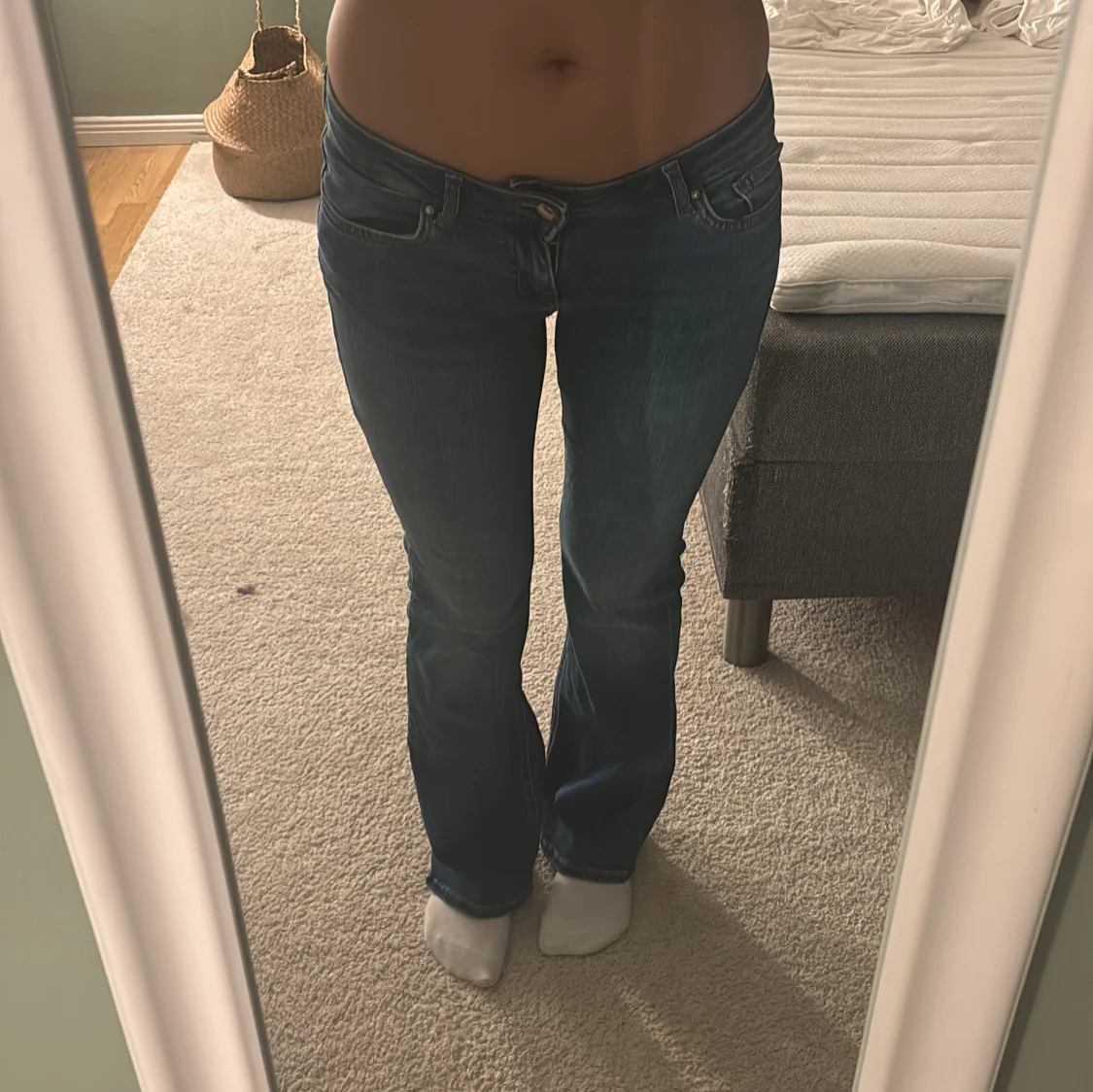 Blå bootcut jeans låg midja