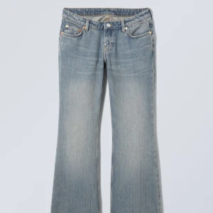 Weekday jeans - Flared jeans från Weekday i Nova Low modellen, strl 32/34 passar en M