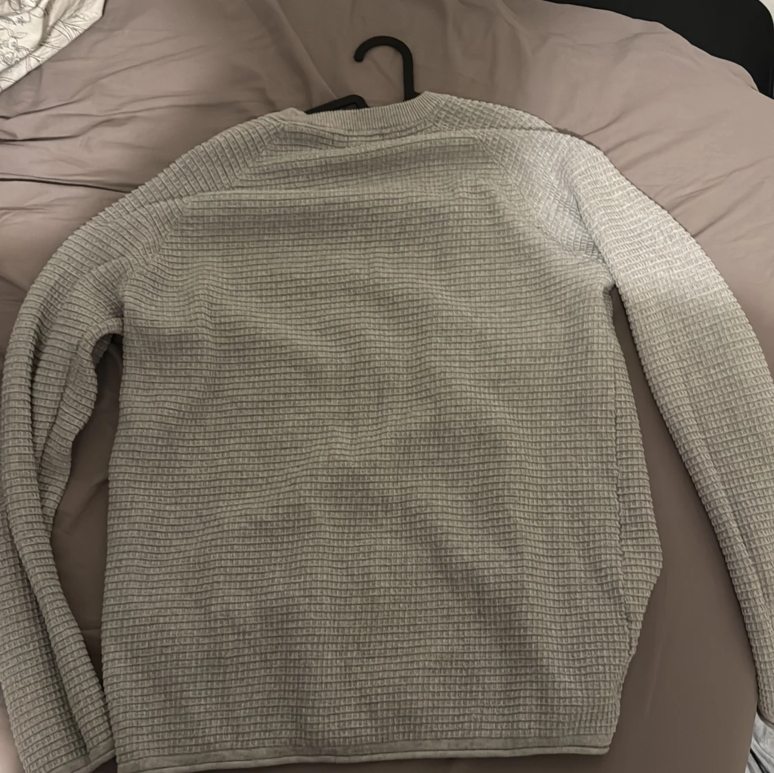 Ljusgrå långärmad tröja med struktur