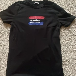 Moncler t-shirt  - Säljer nu denna moncler t shirt som är köpt från sellpy vilket kan garantera att denna är äkta. Storlek s men sitter ganska stort. Frågor och annat så är det bara att kontakta mig i pm.