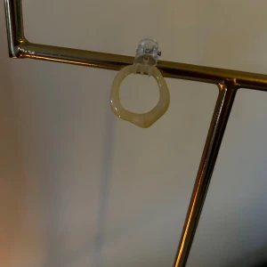 Beige chunky ring i resin - Trendig chunky ring i beige färg, tillverkad i resin med en mjukt oregelbunden form. Perfekt accessoar för att ge din outfit en cool och modern touch.