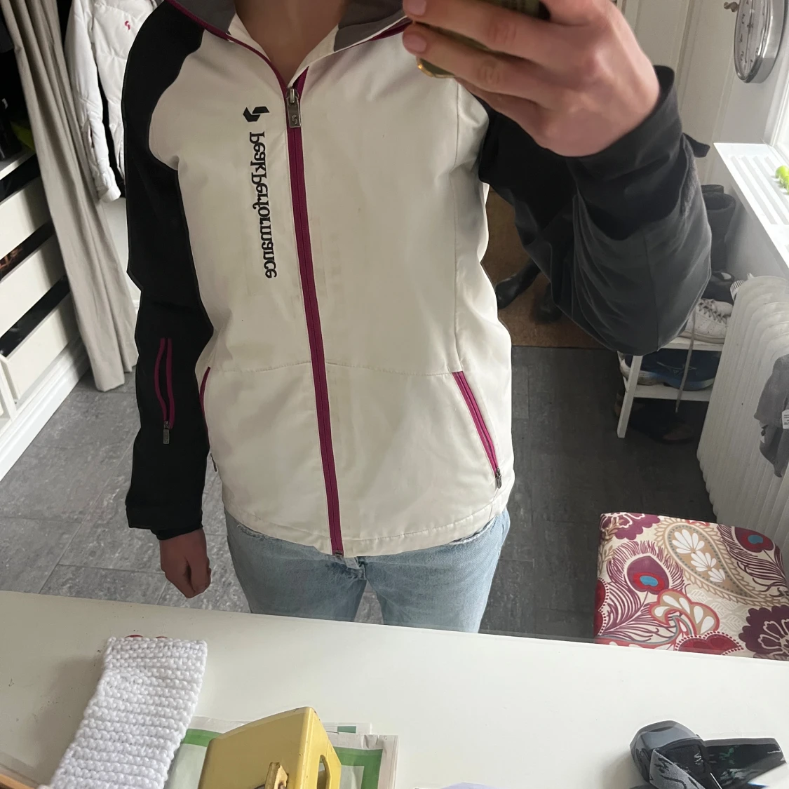 Vit och svart vindjacka Peak Performance