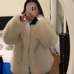 Fluffig vit pälsjacka - Säljer en superfluffig vit pälsjacka med långärmad passform. Jackan har en oversized look och är perfekt för dig som vill ha en mysig och trendig vibe. Den är helt vit och har en mjuk, pälsliknande yta som känns lyxig och cool.