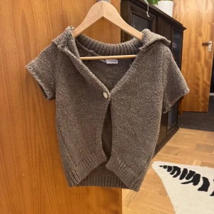 Beige stickad kofta från Zara - Jättefin kortärmad kofta från Zara. Jag säljer för 200kr + frakt, pris kan diskuteras.