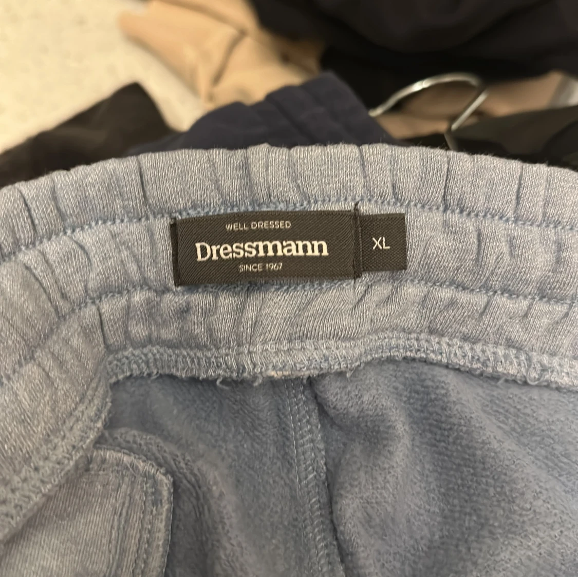 Ljusgrå mjukisshorts från Dressmann - 2