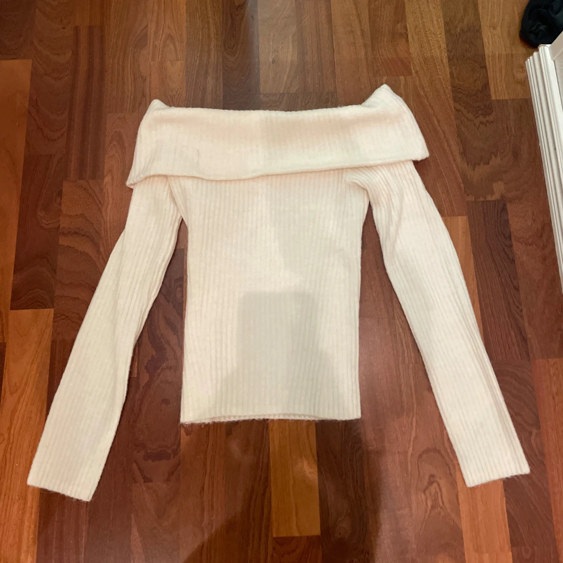 Offshoulder ribbad tröja från H&M