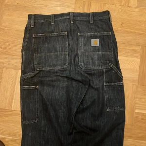 Carhartt svarta cargopants 32x32 - Baggy Carhartt jeans, 32/32. Slitna nedtill annars bra skick 