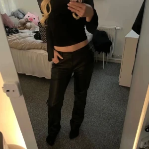 Skinnbyxor  - Nyskick! Lågmidjade skinnbyxor från Bokbok i storlek 36💗 Skriv för fler bilder! Nypris 599kr Inga defekter!!! Endast provade 