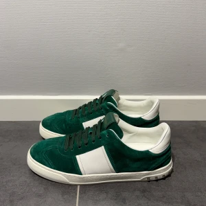 Valentino flycrew - Valentino flycrew i size 41 passar 42, skick 9/10 alla nitar på plats, endast skor medföljer vid köp, vid funderingar hör av er.