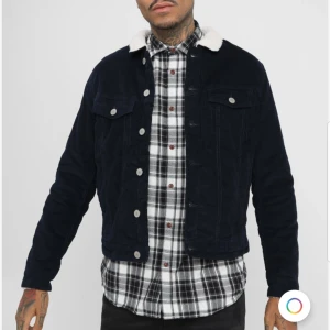 Oanvänd jacka Storlek S - Helt ny jack & jones jacka, ej använd. Varmfodrad insida och krage. Storlek S. Manchester tyg utifrån. Kan hämtas på plats i Uppsala eller skickas spårbart mot porto. 