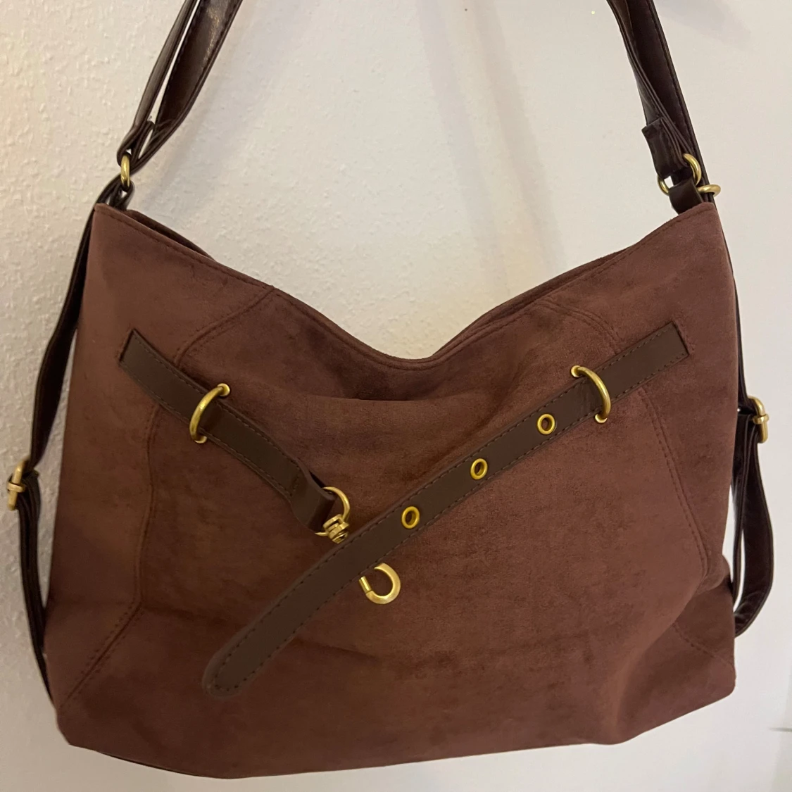 Brun mocka axelväska med detaljer - 1