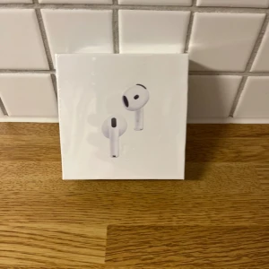 AirPods 4 ANC - Helt nya Apple AirPods 4 med aktiv brusreducering (ANC). Oöppnad förpackning, modell A3057/A3058/A3059. Levereras med laddningsetui och USB-C kompatibilitet. Perfekt för musik, samtal och träning. Inga synliga defekter eller slitage.