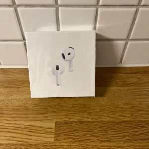 AirPods 4 ANC - Helt nya Apple AirPods 4 med aktiv brusreducering, levereras i obruten originalförpackning. Kompatibla med USB-C och laddningsetui ingår. Perfekt för musik, samtal och träning. Inga synliga defekter eller slitage, direkt från tillverkaren.