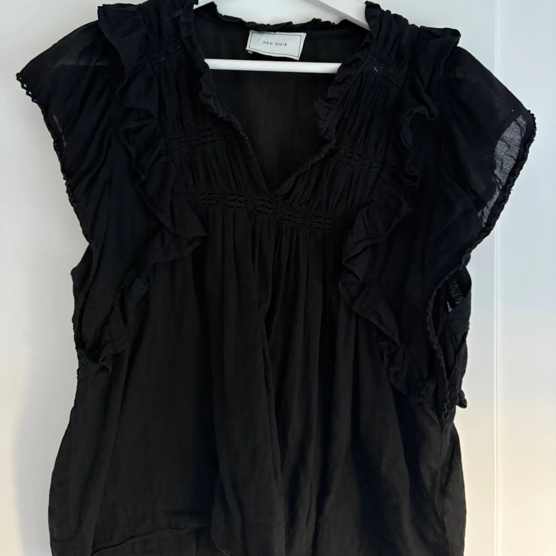 Svart volangblus från Neo Noir