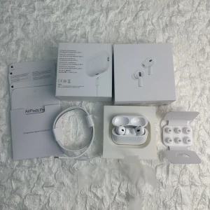 AirPods Pro (2nd generation) - Säljer ett par AirPods Pro (2nd generation) i mycket fint skick, komplett med originalförpackning, laddningskabel och extra öronkuddar. Aktiv brusreducering, transparensläge och MagSafe-laddning. Inga synliga repor eller skador, ser ut som nya.