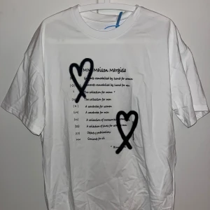 Maison Margiela T-Shirt - Tjenare! Säljer nu mina T-Shirt i storlek M, men är betydligt större i storlek, sitter som storlek L. Sprillans ny, endast testad. Väldigt stilren tröja i sig. Säljes då den är för stor. Vid intresse hör gärna av er. MVH Fruten Fraten